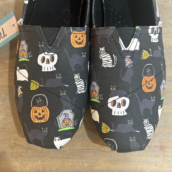 NWT Toms Halloween Black Cats Pumpkins Skulls Slip On Size 8 - Picture 3 of 7